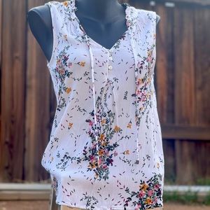 Super cute sleeveless top.